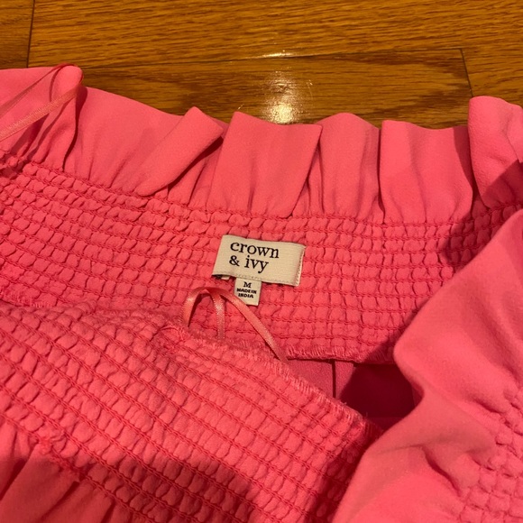 Crown & Ivy off the shoulder top-size M - Picture 2 of 2